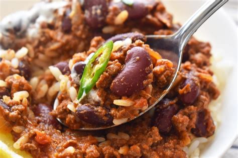 Nuotrauka, vaizduojanti pažeistą guminį apsauginį CV jungties dangtelį, per kurį matyti ištekėjęs tepalas.