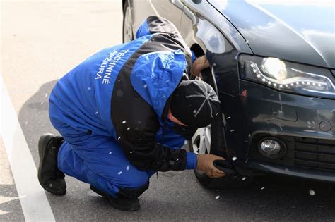 Automobilio patikros eiga, apimanti diagnostinę įrangą ir vizualinę apžiūrą