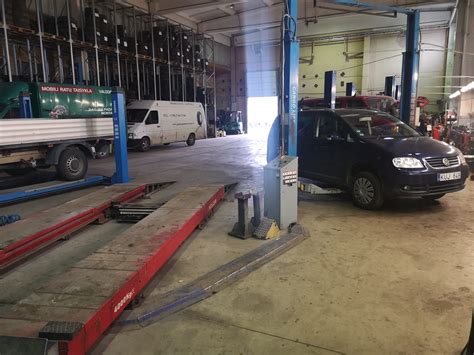 Teminė nuotrauka su modernia autoserviso įranga kėbulo remontui
