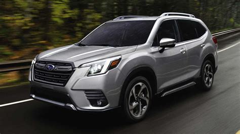 Subaru Forester važiuojantis bekelėje