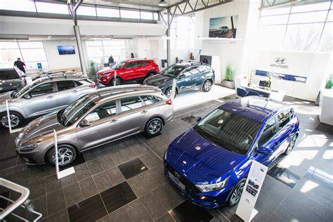 Fakto autocentro vaizdas - modernus prekybos salonas ir techninė bazė
