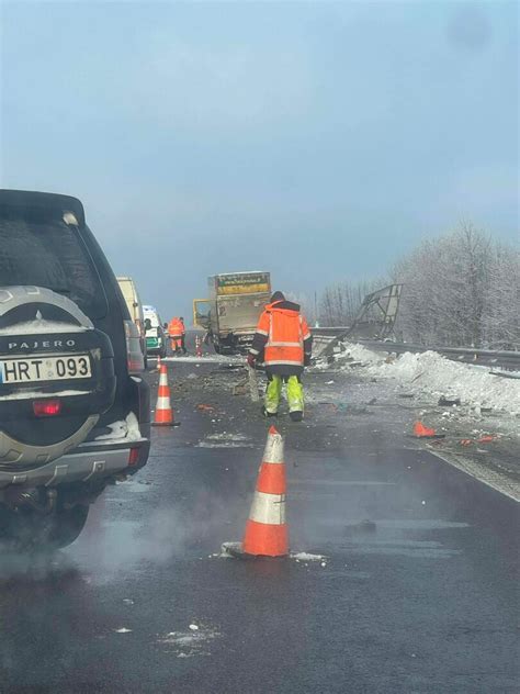 Teminė nuotrauka: sunkvežimis Vokietijos greitkelyje su įspėjamuoju ženklu