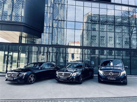 Prabangių automobilių eilė prie Maskvos naktinio klubo (juodi BMW, Lamborghini, Ferrari, Hummer)