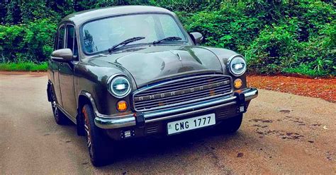 Nuotrauka: istorinis Hindustan Ambassador automobilis Indijos kelyje
