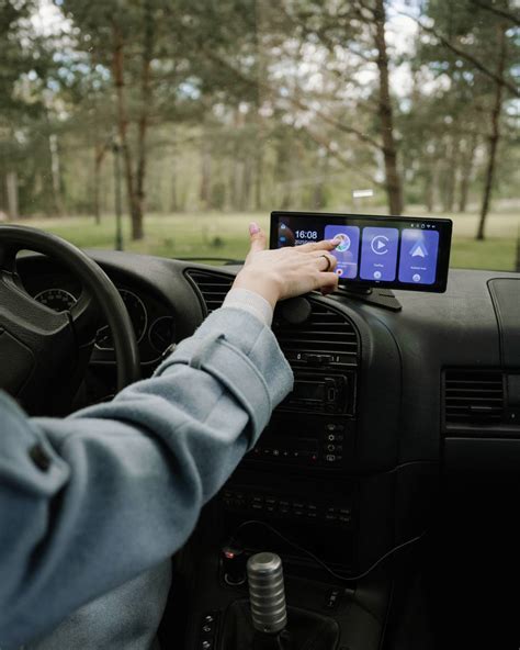 Teminė nuotrauka, vaizduojanti automobilio magnetolą su Android