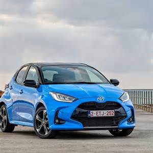 Tematinė nuotrauka su Toyota Yaris mieste