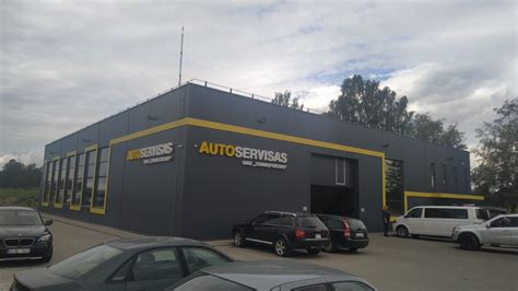 Mechanikas apžiūrintis automobilį autoservise