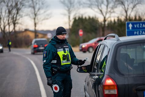 Policijos pareigūnų vykdomas transporto priemonių patikrinimas kelyje