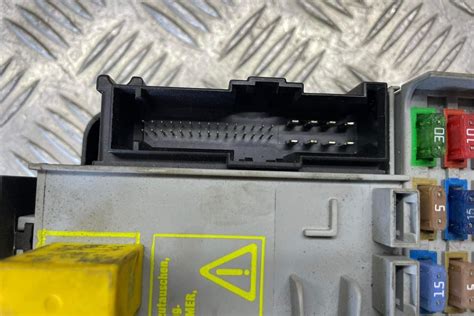 detali schema su saugiklių numeriais ir jų paskirtimi Opel Zafira A salono saugiklių dėžutėje