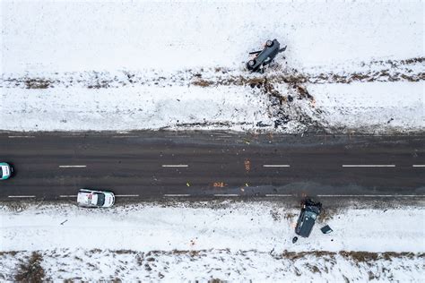Avarijos vieta su policijos pareigūnais ir ekspertų komanda