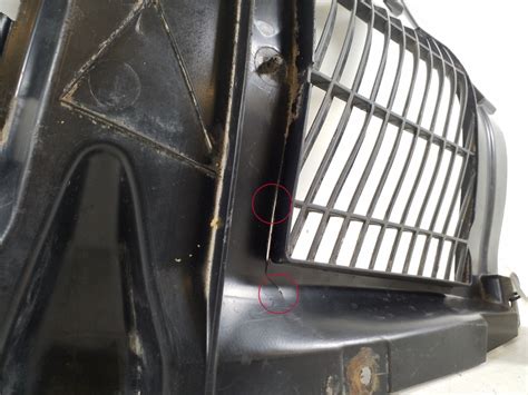 detali Peugeot 307 priekinio buferio dalis su apiplovimo purkštukais