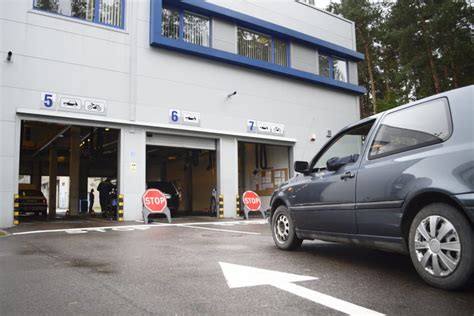 simbolinė iliustracija, vaizduojanti automobilio techninės apžiūros patikros punktą