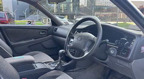 Dešiniavairio automobilio interjero vaizdas su vairu dešinėje pusėje