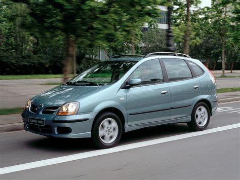 Nuotrauka, kurioje demonstruojami įvairūs Nissan Almera Tino komponentai automobilių ardymo aikštelėje.