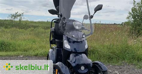 Motoroleris su įrengta centrines pastatymo kojelė, stovintis stabiliai