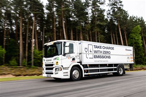 Scania L serijos sunkvežimis miesto aplinkoje