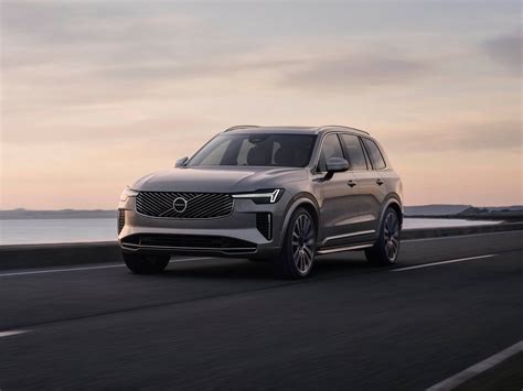 Mechanikas keičia reduktoriaus tepalą Volvo XC90 automobiliui