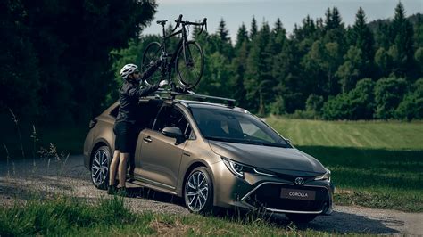 Teminė nuotrauka su automobiliu ir ratais, akcentuojant priežiūrą