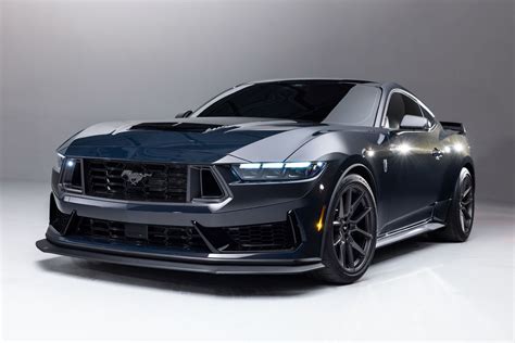 Dinamiška Ford Mustang nuotrauka posūkyje