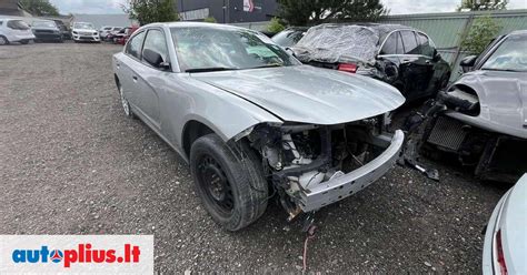 nuotrauka su autolaužynu ir išrinktomis automobilių dalimis