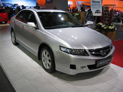 Honda Accord VII priekio vaizdas su žibintais