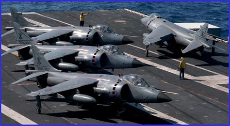 „Sea Harrier“ naikintuvo tūpimas ant konteinerinio laivo