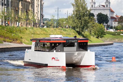 Kinijoje naudojamo elektrinio krovininio laivo nuotrauka