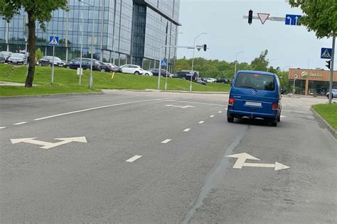 Vizualizacija, kaip kameros ir radaro blokas aptinka eismo juostos linijas ir atstumą iki priekyje važiuojančio automobilio.