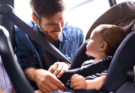Nuotrauka, iliustruojanti lordozinę pagalvėlę automobilio sėdynėje