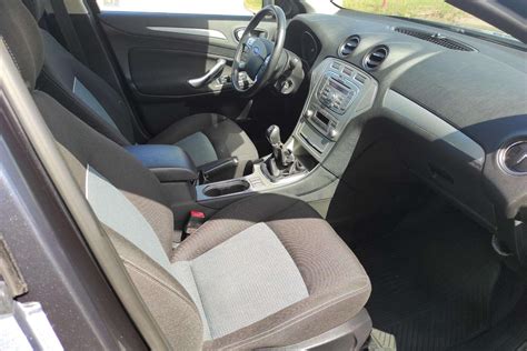 Ford Mondeo salono interjeras, pabrėžiant erdvumą ir mygtukų išdėstymą