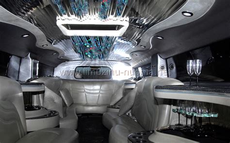 modernus Hummer limuzino salonas su šviesos efektais