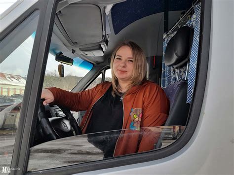 Thematinė nuotrauka: Laimingai vairuojanti moteris