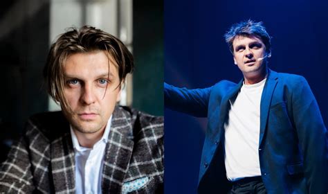 Martynas Nedzinskas scenoje vaidinantis monospektaklį