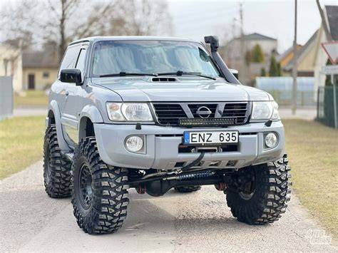 Nissan Patrol visureigis bekelėje