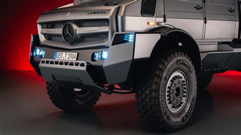 Mercedes-Benz Unimog vairuotojo kabinos interjero nuotrauka, išryškinanti ergonomiškai išdėstytus valdymo elementus