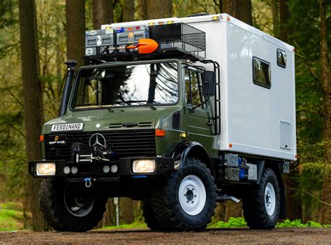 Mercedes-Benz Unimog su įvairiais prikabintais padargais, iliustruojančiais jo universalumą