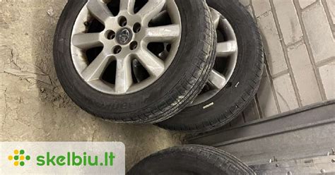 Autoserviso išorės nuotrauka su automobiliais ir ratlankiais