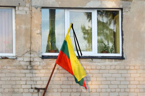 schema: vėliavos su gedulo ženklu (juodu kaspinu) kėlimo instrukcija
