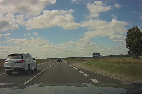 nuotrauka, vaizduojanti pavojingą situaciją keliu, kai automobilis bando aplenkti kitą transporto priemonę, kirsdamas ištisinę liniją