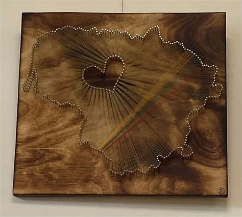 Pavyzdys: nuotrauka siūlų ir vinių meno dirbinio (string art)