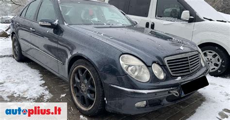 Mercedes W211 automobilio salonas su radijo imtuvu