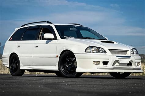 „Toyota Caldina GT-Four“ šoninis vaizdas, demonstruojantis sportinį universalų kėbulą