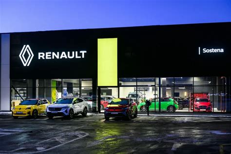 Tematinė nuotrauka: modernus Renault serviso centras su automobiliais