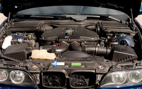 BMW E39 variklio skyrius su svarbiais skysčių bakeliais ir jutikliais