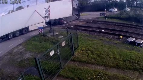 Sunkvežimio, traukinio ir pervažos scheminis pavaizdavimas avarijos momentu