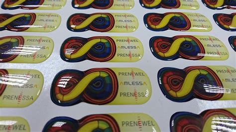 Pavyzdys: iškilūs polimeriniai lipdukai su įvairiais logotipais