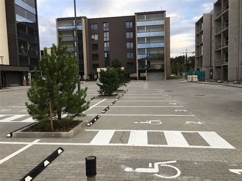 Pavaizduotas šviesoforas su skirtingais signalais ir kelių ženklinimas sankryžoje