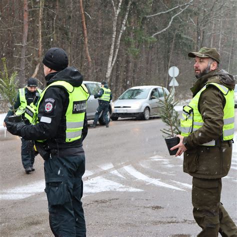 Autoavarijos vieta su policijos pareigūnais (teminis foto)