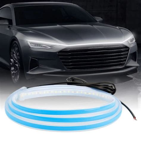 automobilio žibintas veikiantis tamsoje, ryškiai apšviečiantis kelią