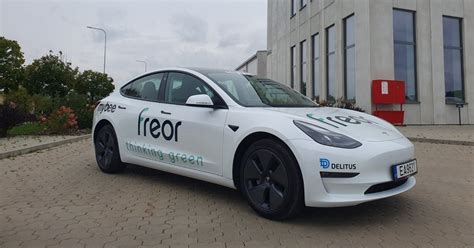 Pirmųjų elektromobilių ar jų komponentų iliustracija